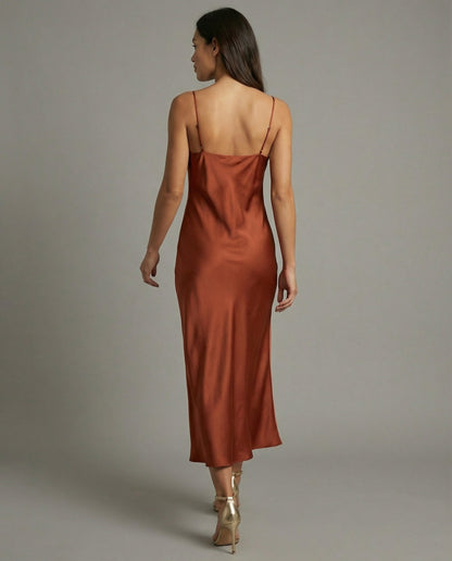 Elena | Elegantes Satinkleid mit verstellbaren Trägern