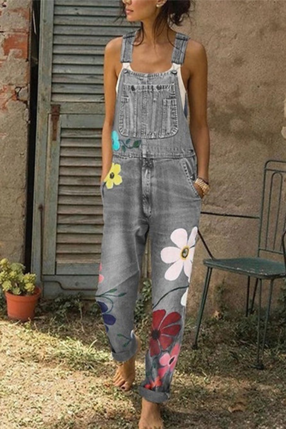 Petra | Kreative Denim-Latzhose mit floralen Vintage-Stickereien
